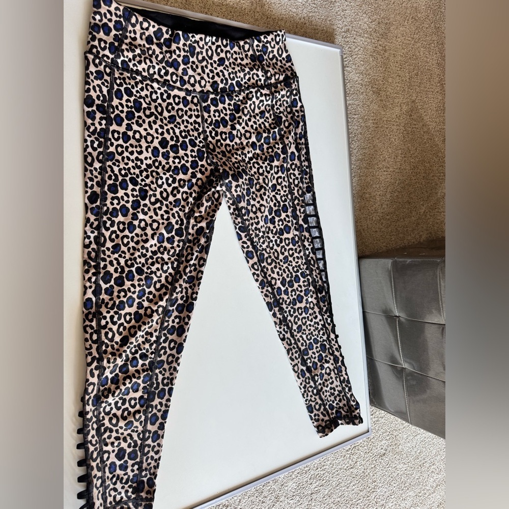 Victoria's Secret Sport animal print Leggings - Picture 5 of 7